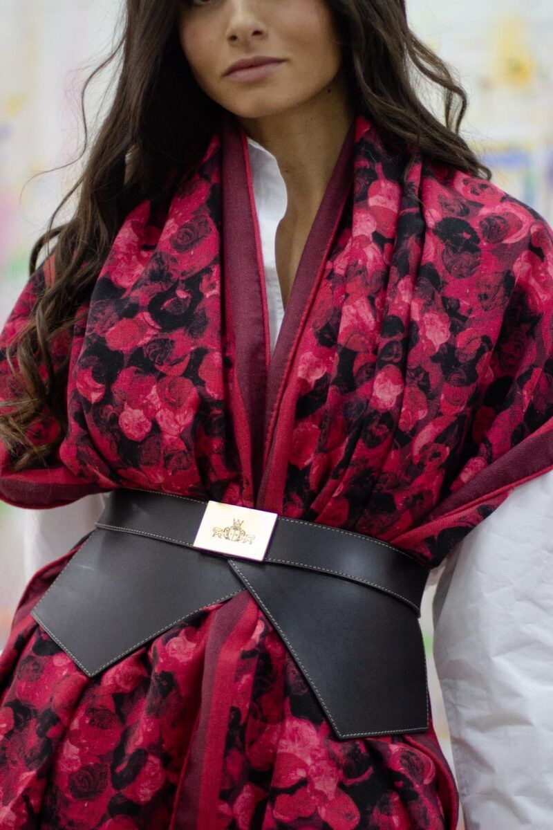 Pañuelo Crimson Petals - look ideal de invitada de boda - Arena Martínez - 1